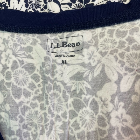 LL BEAN navy and white floral Vneck dress. This hangs beautifully. Size XL - Picture 3 of 5
